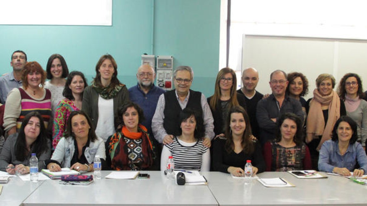 Imagen de los asistentes a la jornada de formación, ayer, en el centro de Aspros de el polígono El Segre.