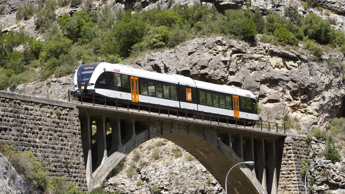 El tren de La Pobla a su paso por uno de los puentes de la línea.