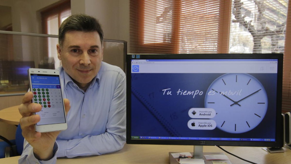 Leandre Palau muestra en su móvil su nueva aplicación, Tu Horario.