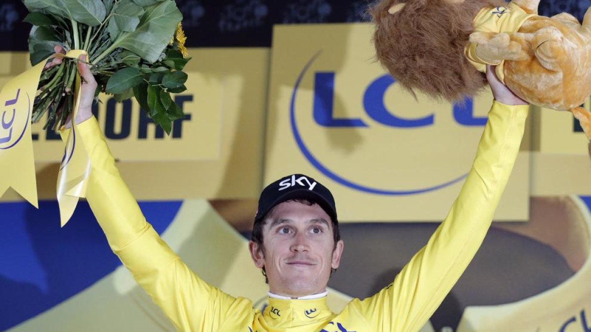 Geraint Thomas es va vestir amb el mallot groc de primer líder del Tour de França.
