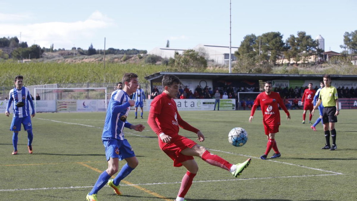 Un jugador del Alpicat centra el balón desde la banda en una de las acciones que tuvieron lugar ayer en el partido ante el Vilanova.