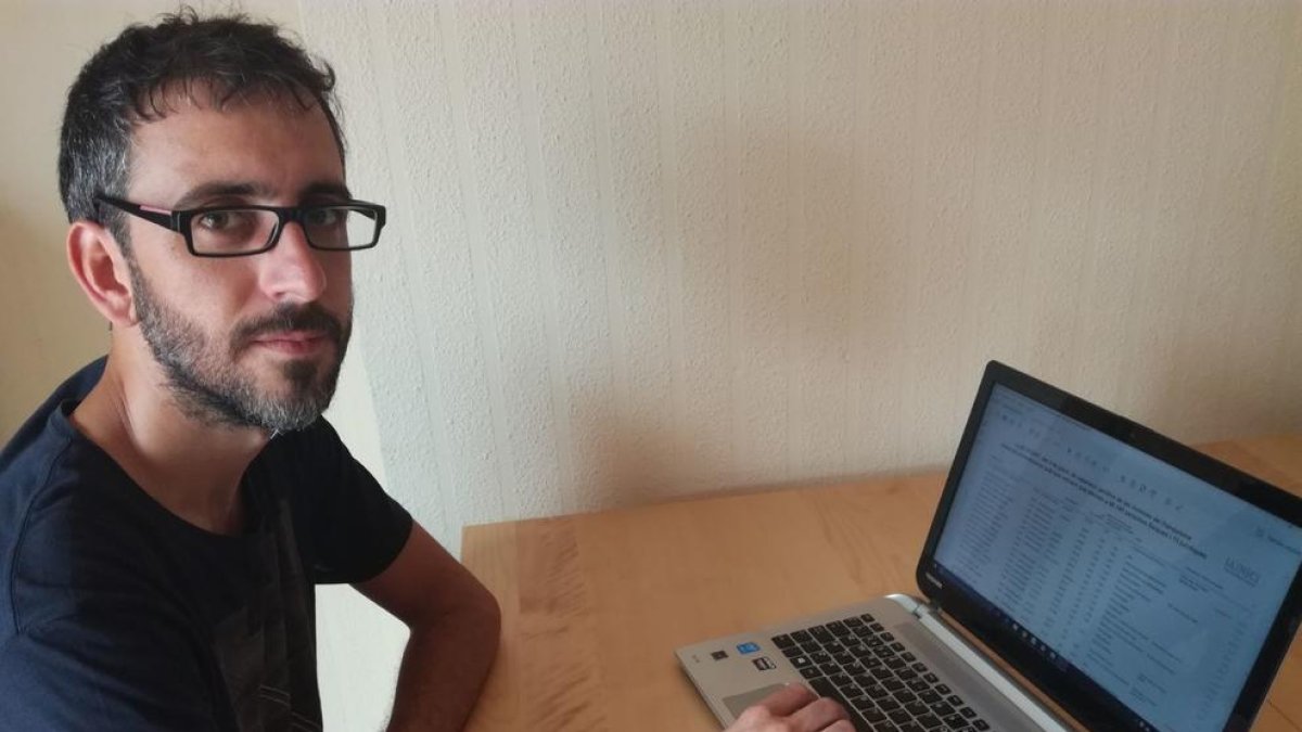 L’historiador Àlex Cervelló, consultant ahir la llista publicada en la qual apareixen els seus familiars.
