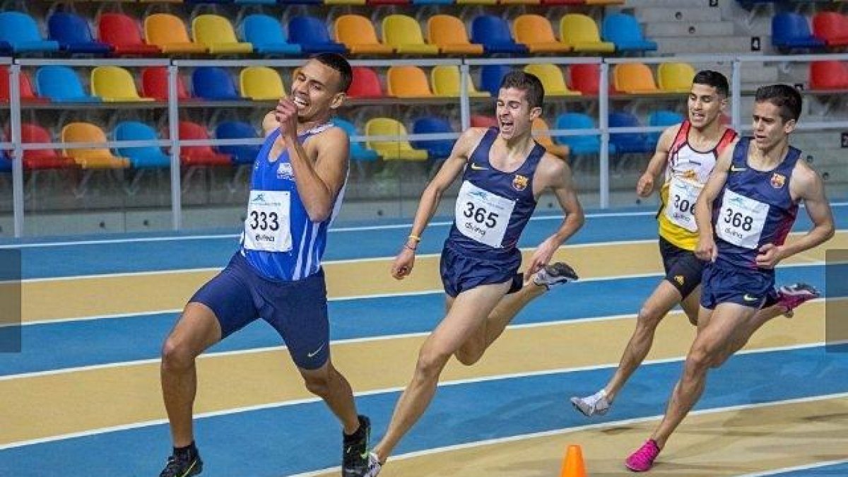 Abdelmounim El Joukh, al capdavant de la prova de 1.500 metres.