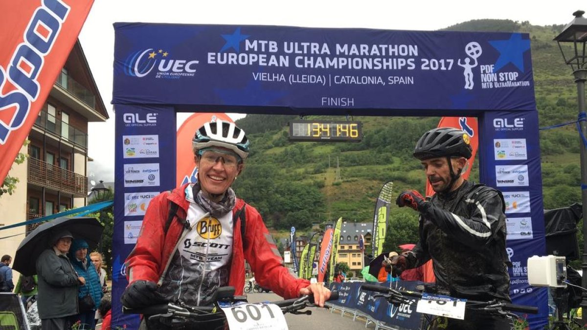 Ramona Gabriel, subcampeona de Europa ayer en Vielha, junto a Joan Moreno.