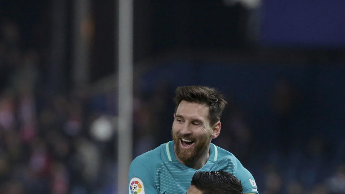 Messi s’abraça amb Luis Suárez després de marcar el segon gol.