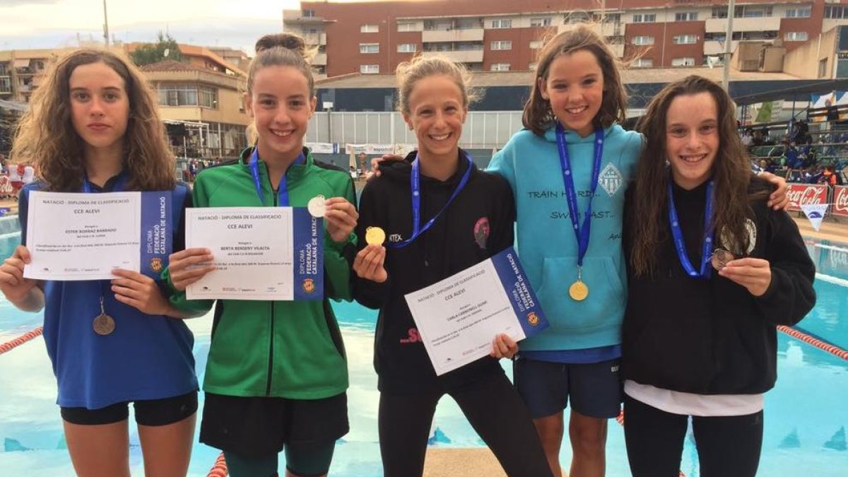 D’esquerra a dreta, Ester Borraz, Berta Benseny, Carla Carbonell, Emma Carrasco i Mireia Gatnau, les cinc medallistes femenines.