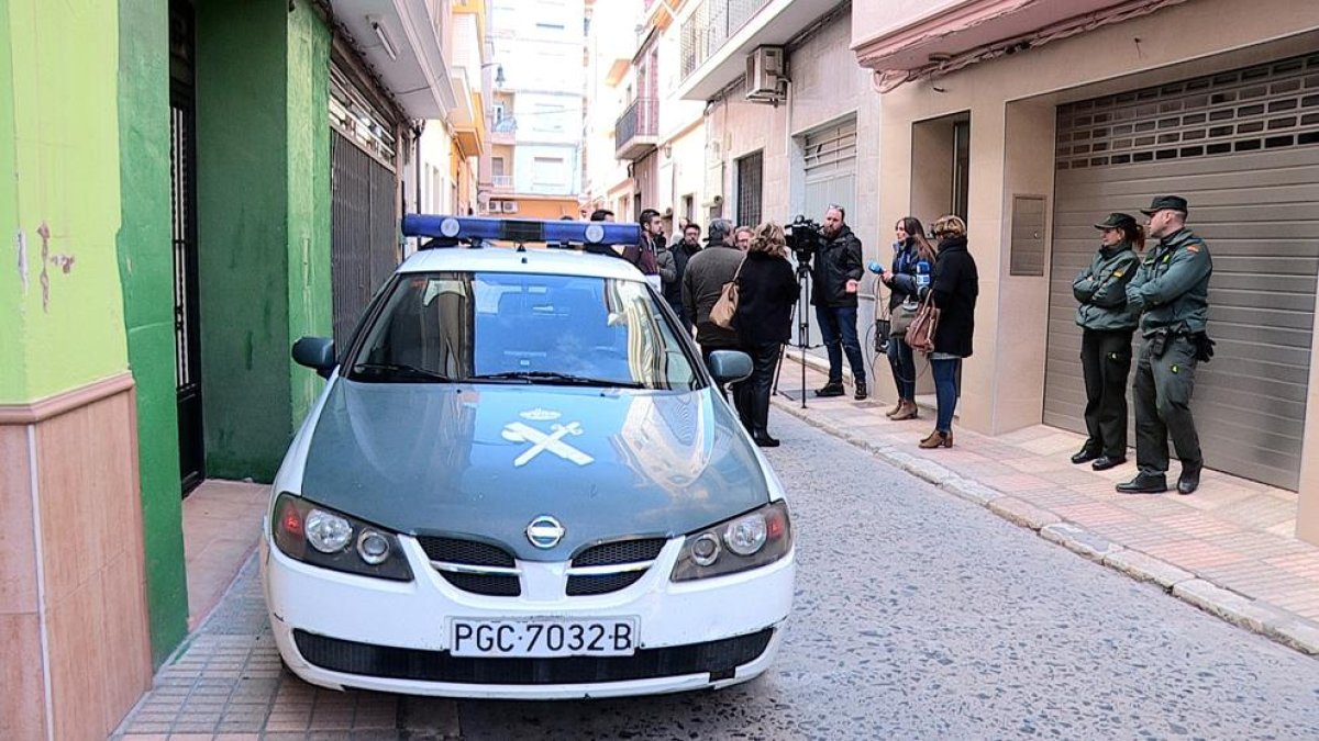 Agentes de la Guardia Civil custodian la vivienda en Guadassuar.
