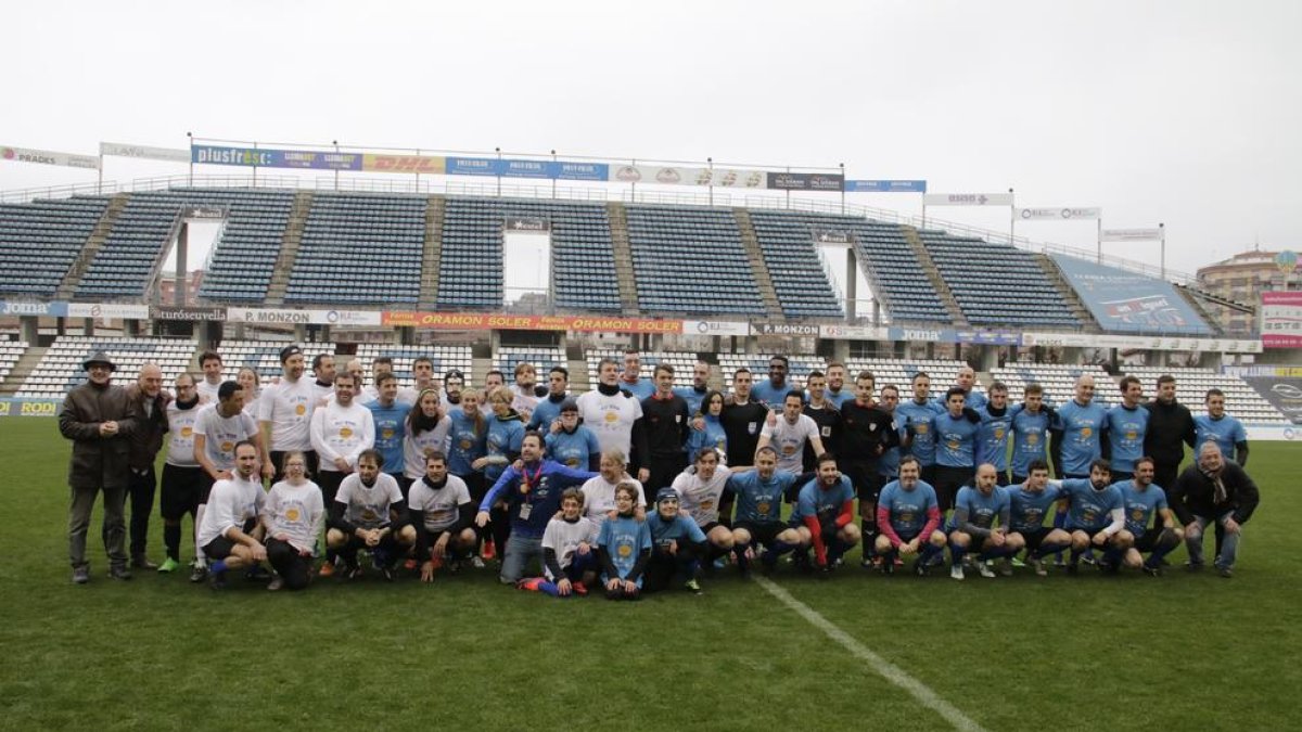 Los integrantes de los dos equipos formaron juntos antes de empezar el partido, que estuvo arbitrado por el internacional Estrada Fernández.