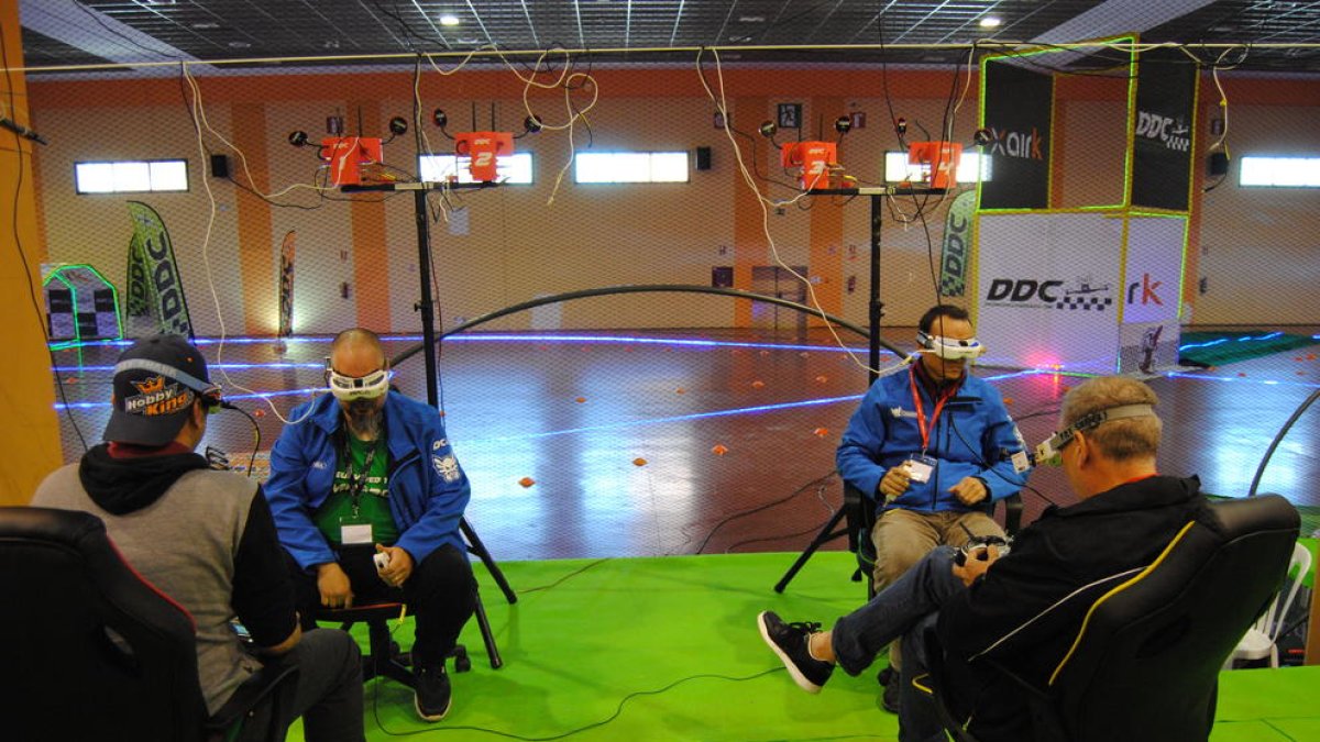 Los pabellones feriales acogen durante todo el fin de semana las carreras de drones.