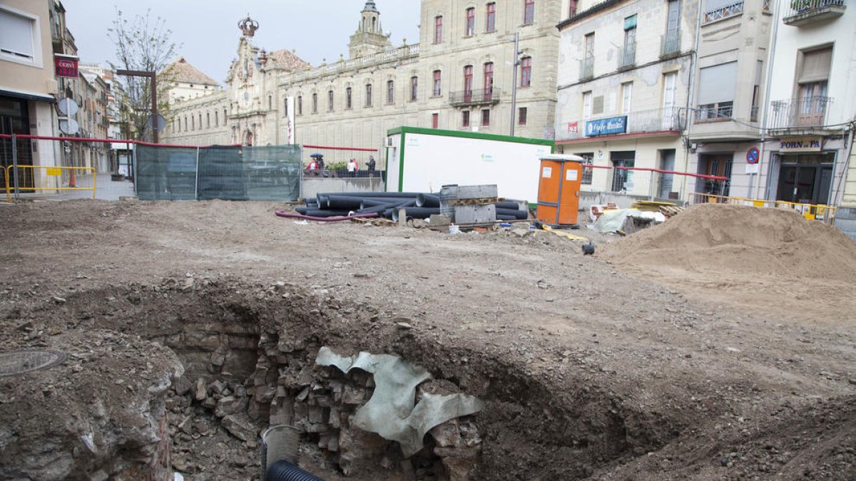Imatge de les obres que es porten a terme a la plaça de Sant Miquel de Cervera.