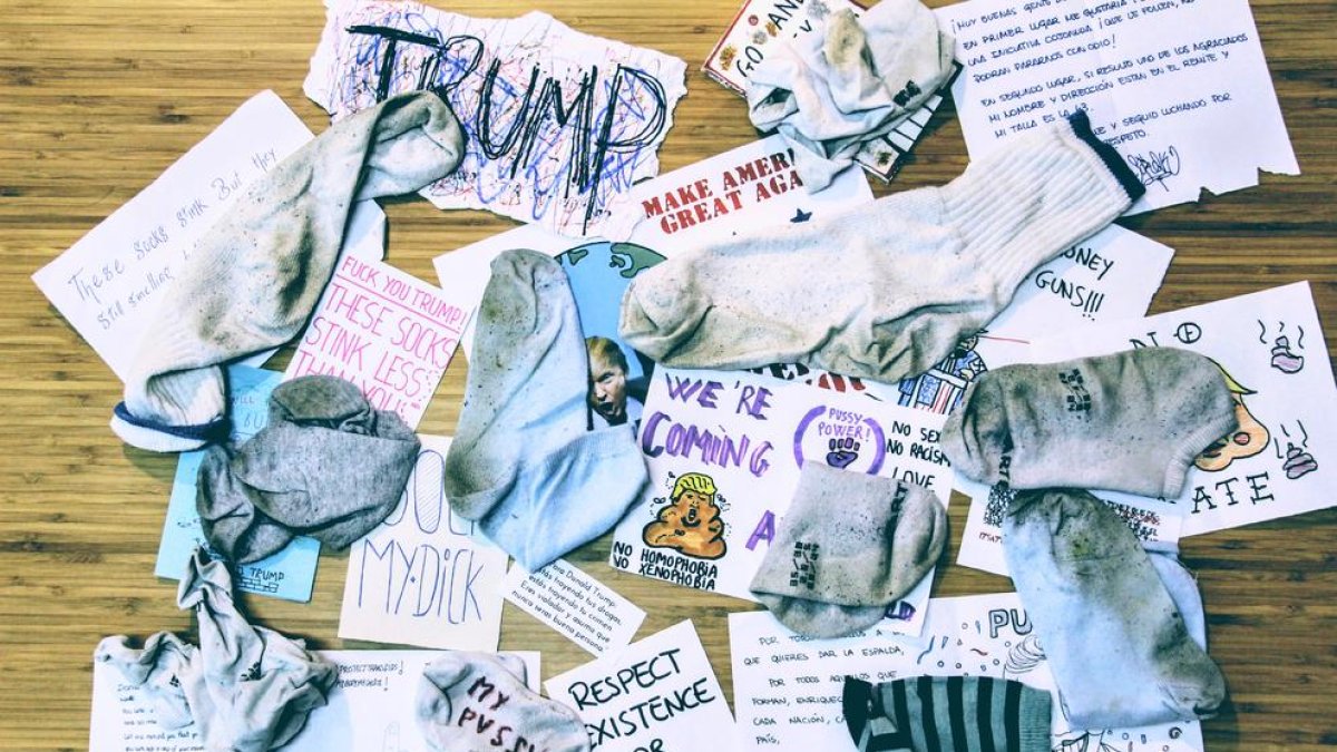 instagramers units contra trump Una acció de Costalamel envia centenars de mitjons bruts a la Casa Blanca