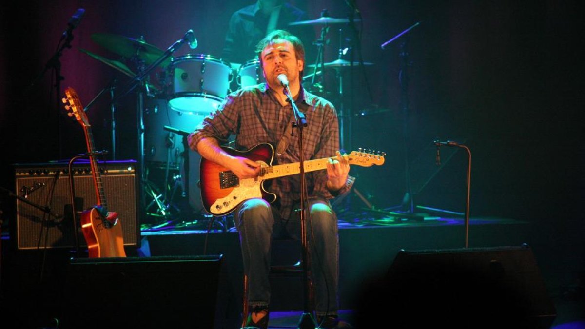 Imatge d’arxiu del cantautor de Solsona Roger Mas durant un dels concerts.