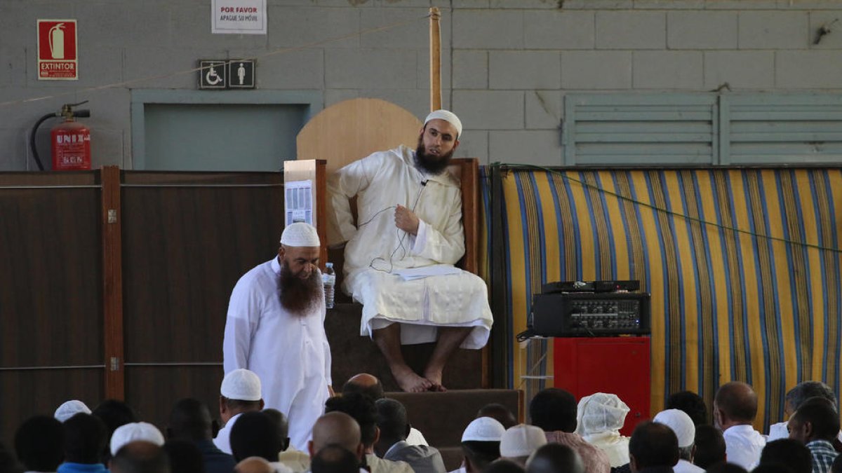 El imán Raichid Tisaid durante el rezo del mediodía de ayer en el Palau de Vidre.