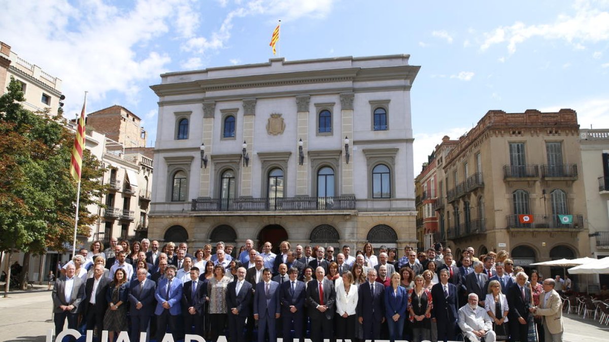 Foto de familia en la plaza del ayuntamiento de Igualada tras la presentación del proyecto, presidida por Carles Puigdemont.