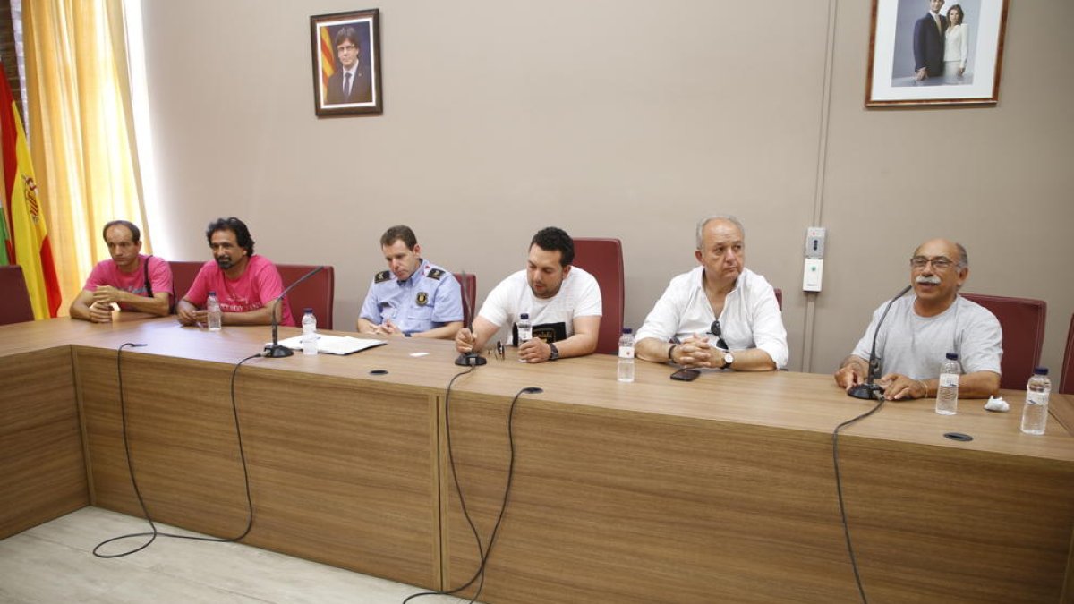 La trobada del col·lectiu gitano d’Alfarràs amb els Mossos.