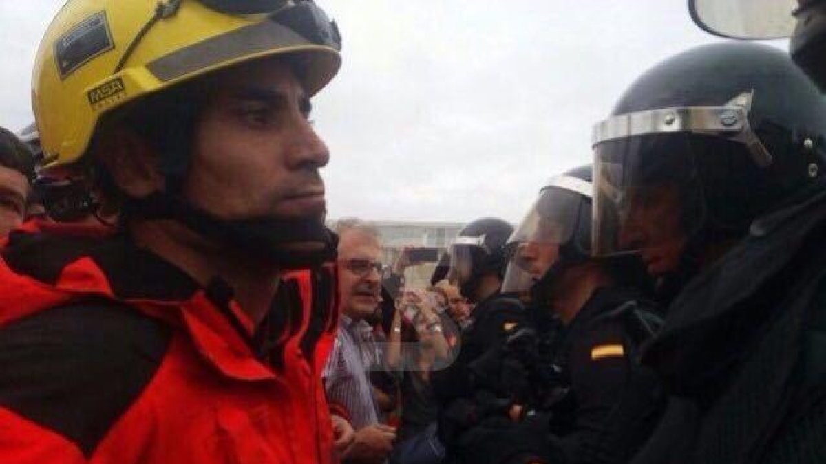 Els Mossos d'Esquadra es limiten a aixecar acta en col·legis i marxen entre aplaudiments