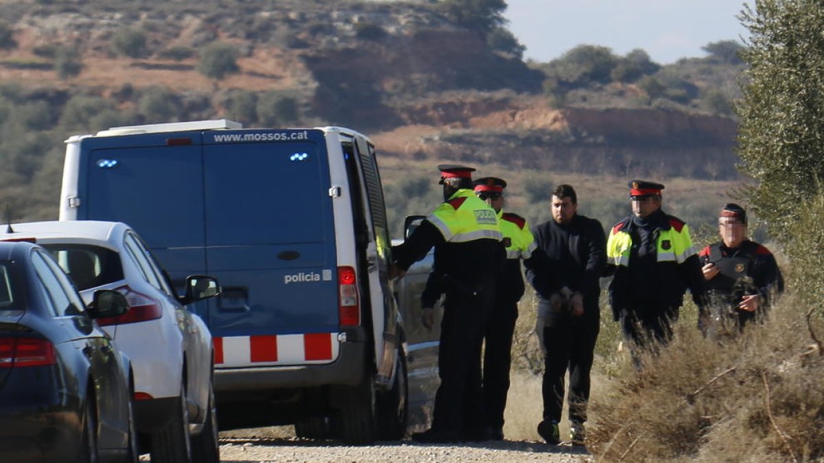 Ismael Rodríguez Clemente, en el centro, durante la reconstrucción del doble crimen en Aspa.