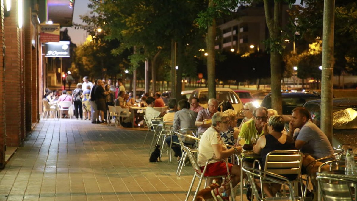 Diverses terrasses atapeïdes de clients ahir a la nit a la rambla Corregidor Escofet de Pardinyes.