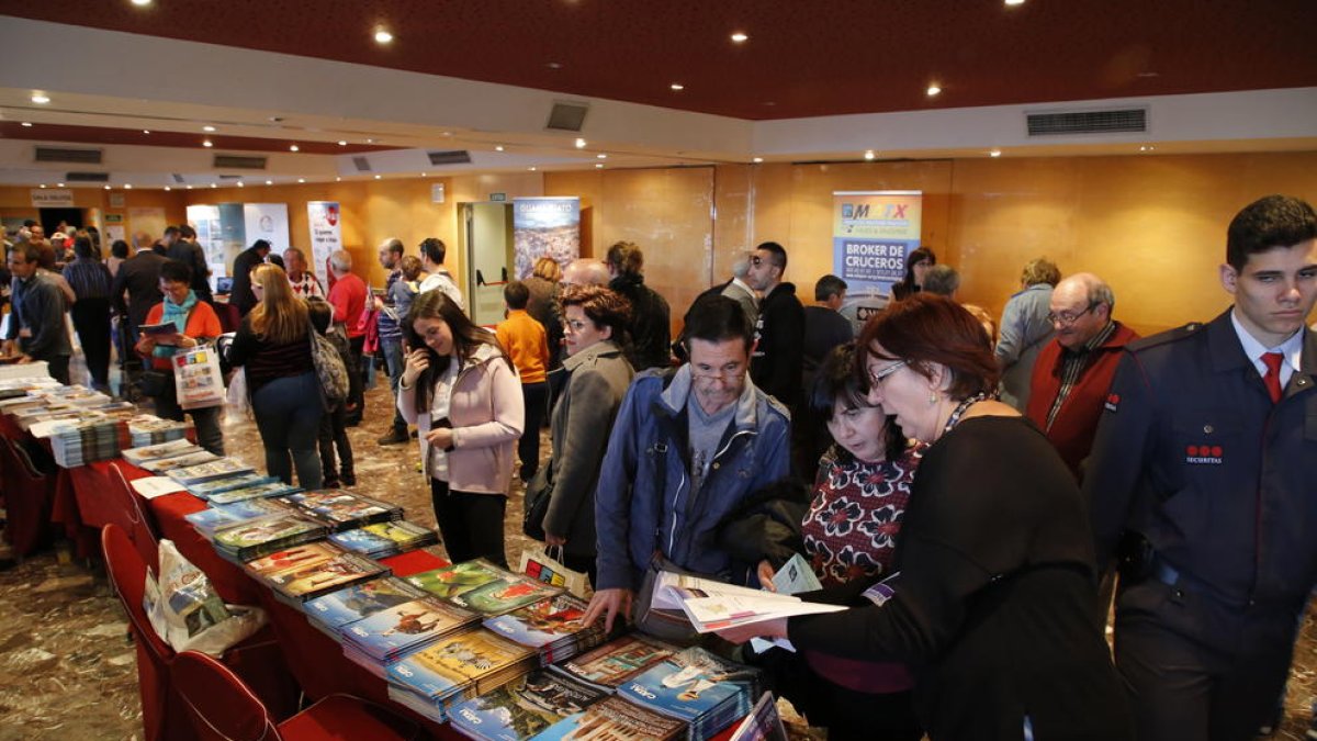 Visitants del certamen, ahir, recollint informació.
