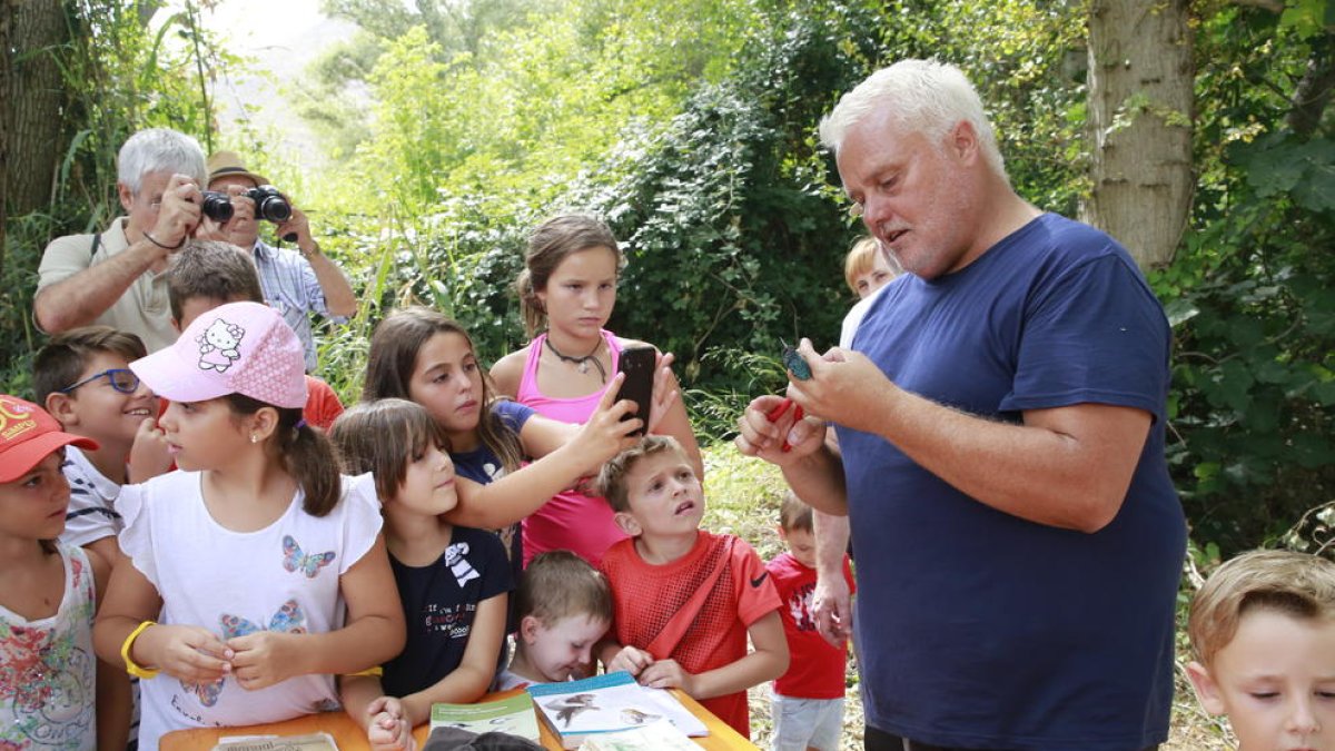 Los asistentes pudieron participar en el anillamiento de pájaros y conocer distintas especies.