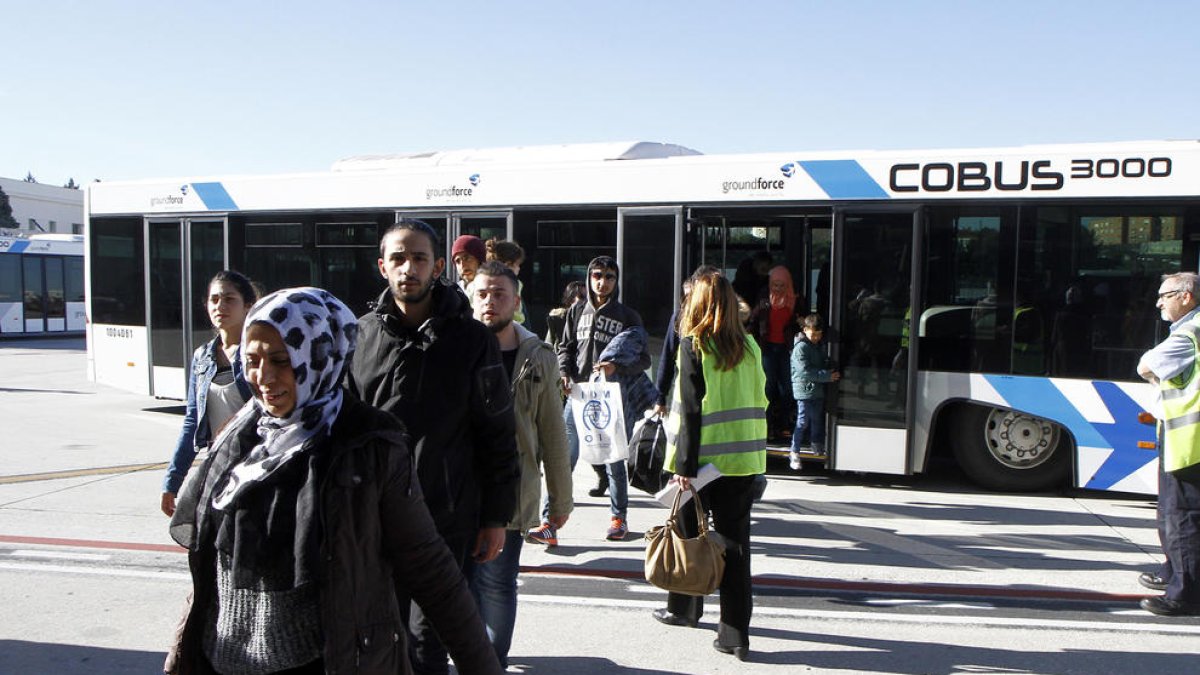 Parte del grupo de refugiados tras aterrizar ayer en el aeropuerto de Barajas, en Madrid.