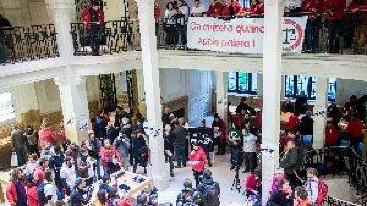 Ocupen una botiga d'Apple a París per denunciar l'evasió fiscal