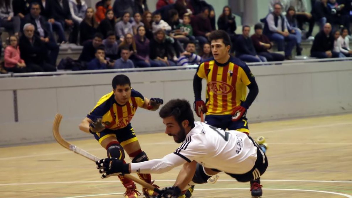 Una espectacular acció d’un jugador de l’Alpicat, durant el partit d’ahir contra el Tordera.