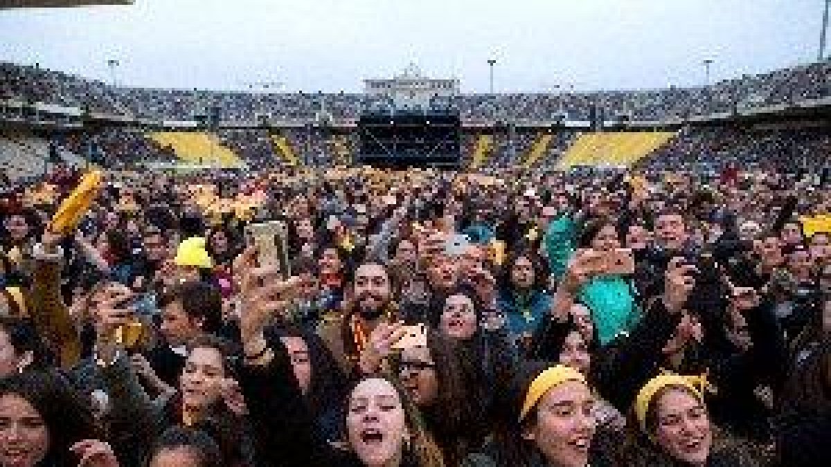 Miles personas piden la libertad de los exconsellers en un concierto para recoger fondos