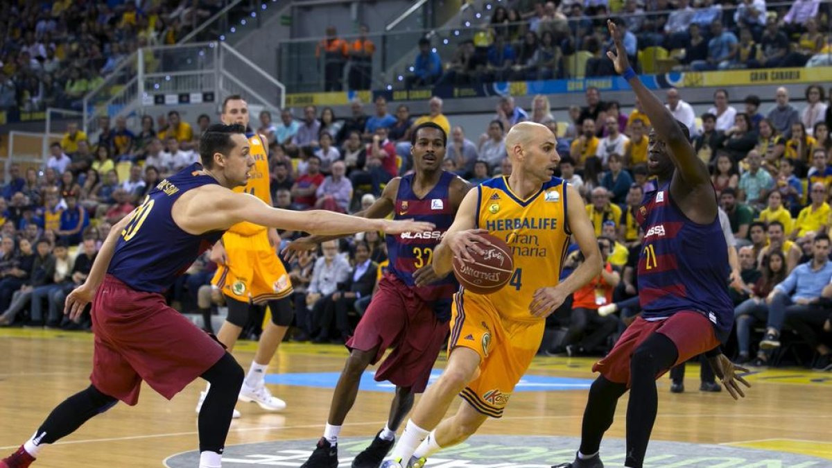 Albert Oliven controla el balón en una acción del partido de ayer.