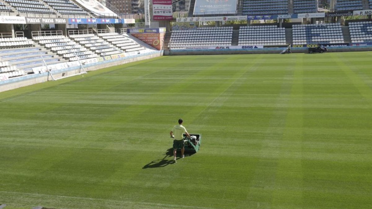 Aspecto de las obras de renovación del césped del Camp d’Esports el pasado mes de septiembre.
