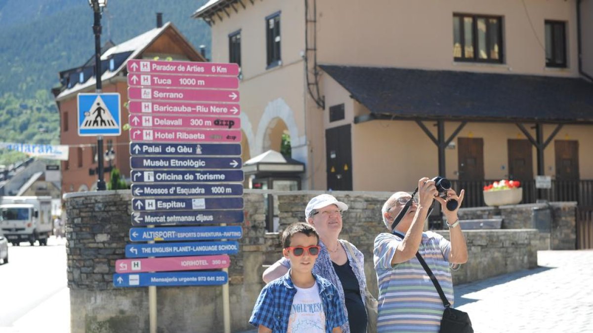 Turistas en Vielha en una imagen tomada el pasado verano.