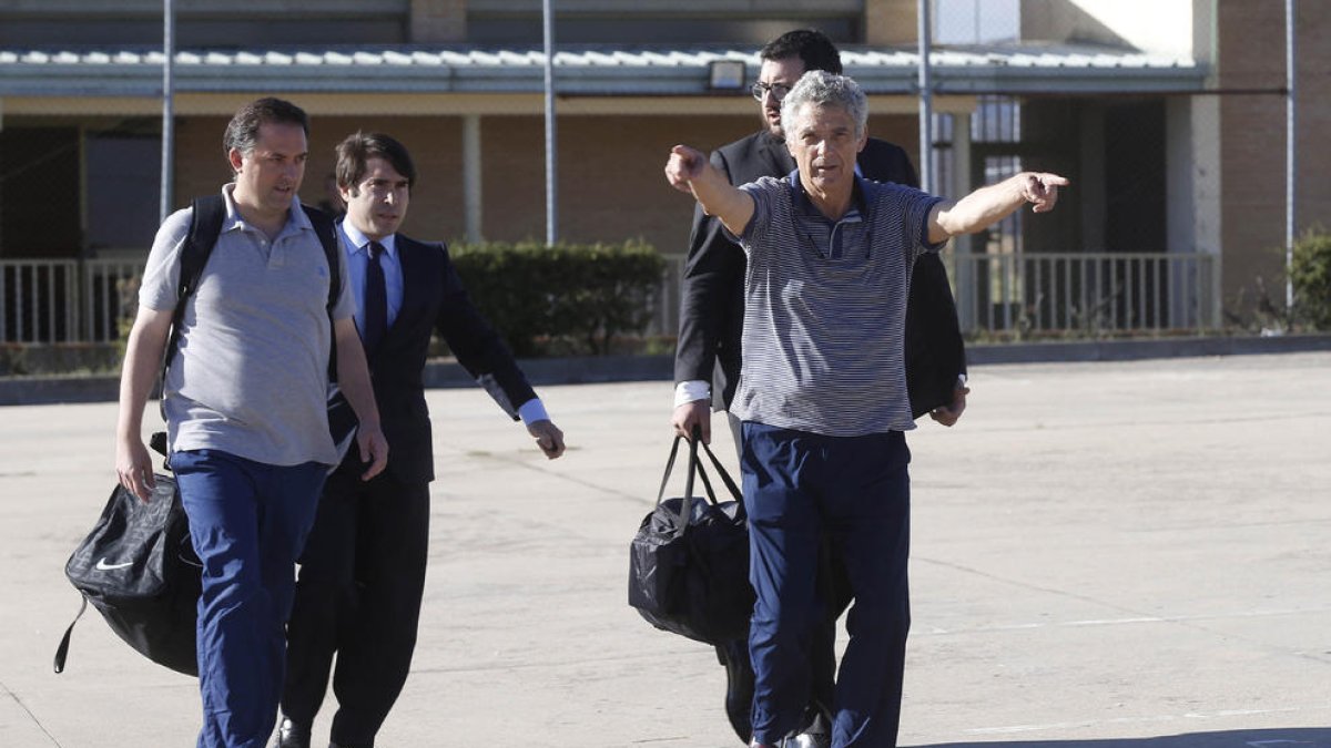 Ángel María Villar i el seu fill, en el moment d’abandonar ahir la presó de Soto del Real.