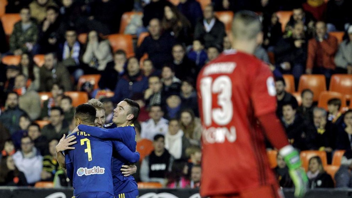 Jugadors del Celta celebren un dels gols a València