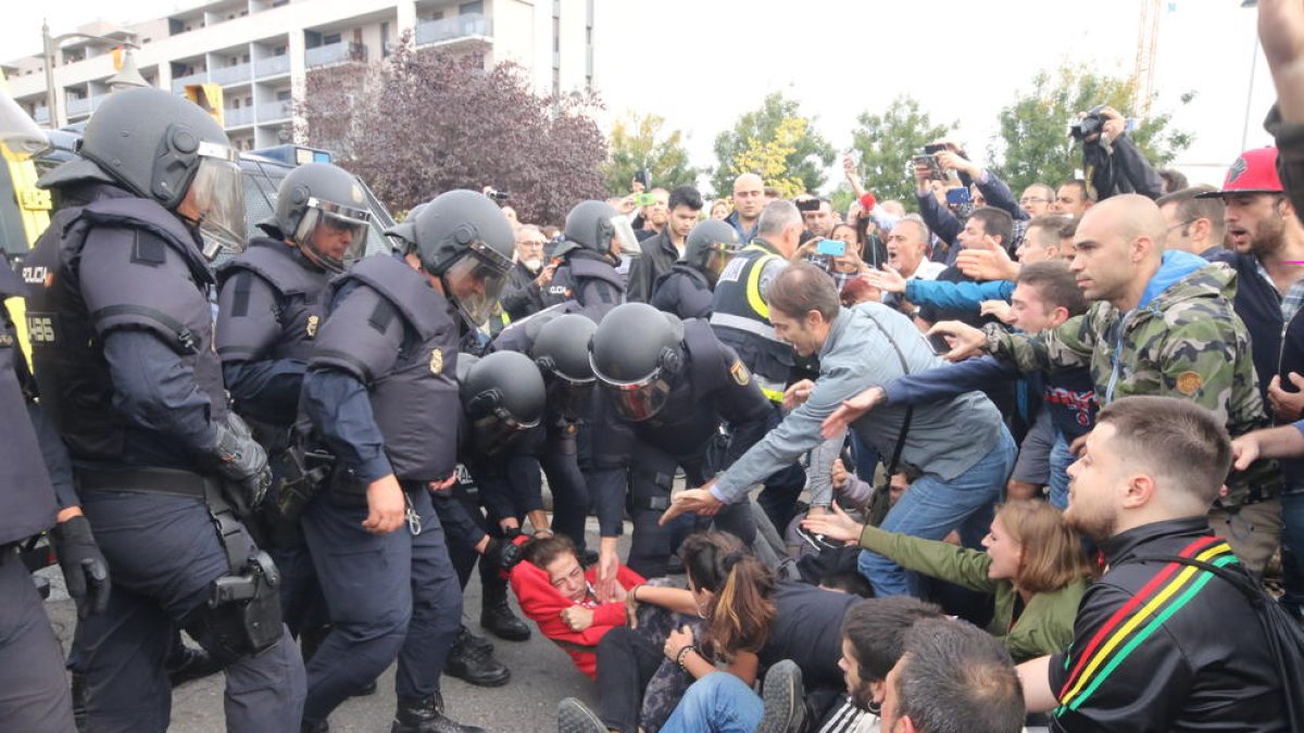 Los antidisturbios entraron por la fuerza en la EOI. En la imagen, una joven que ofrecía resistencia pacífica, arrastrada sin miramientos.