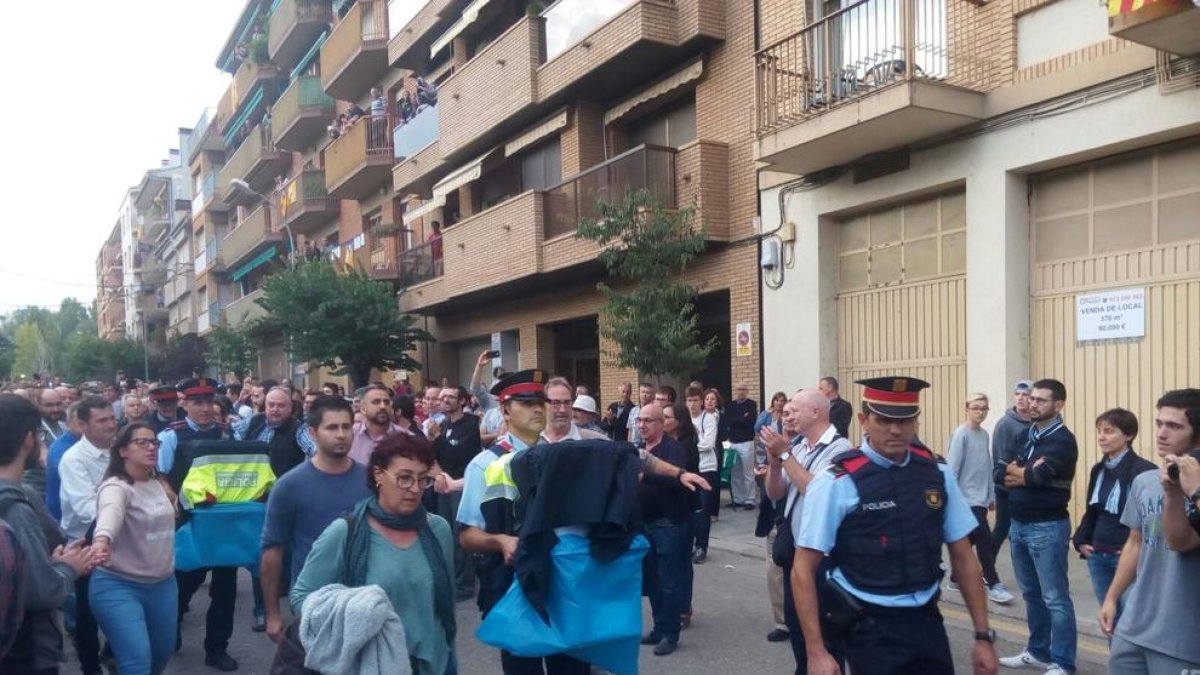 Mossos amb les urnes que es van requisar a Tremp.