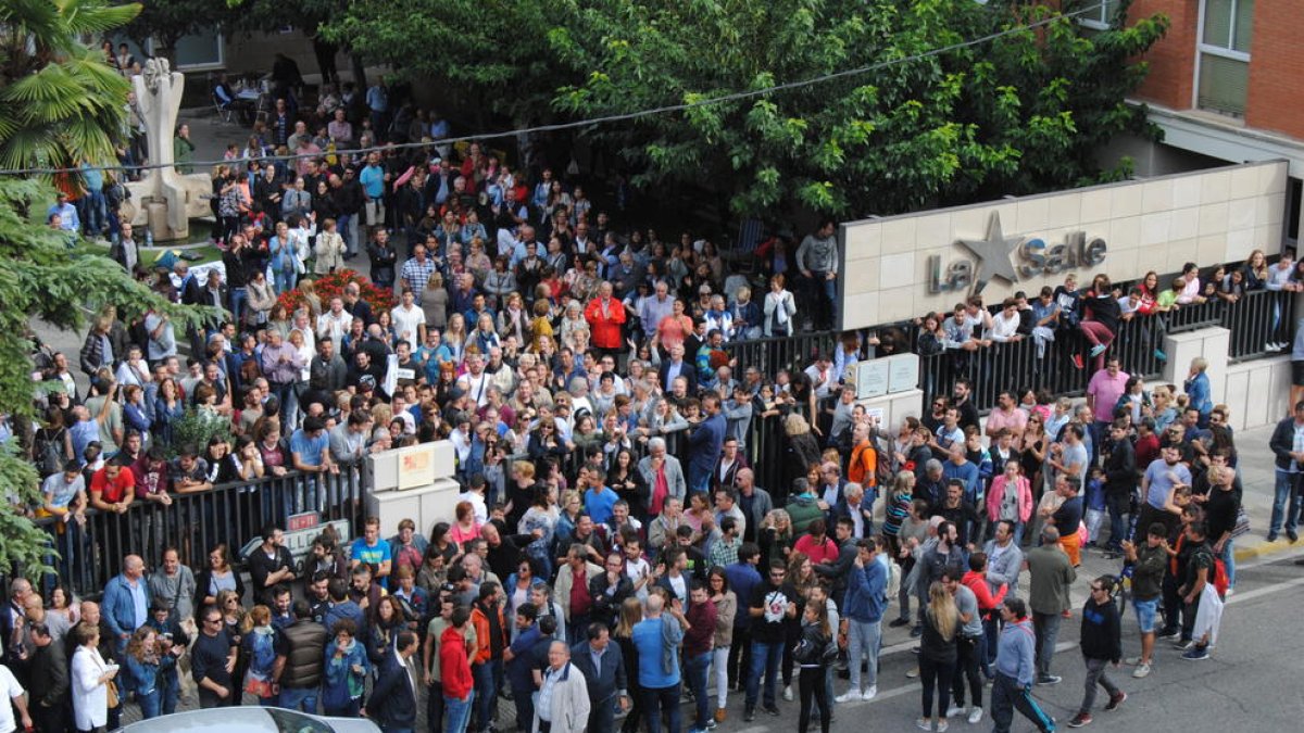 Centenars de persones, esperant al col·legi La Salle.