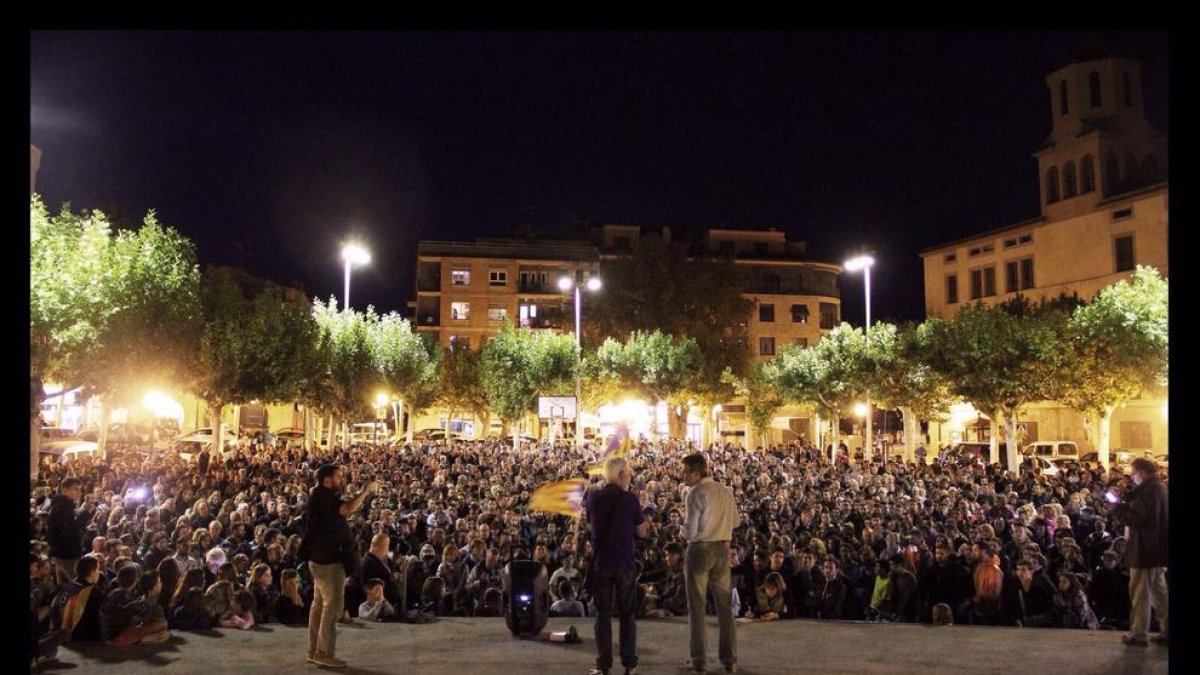 Veïns congregats a Solsona després de conèixer els resultats.