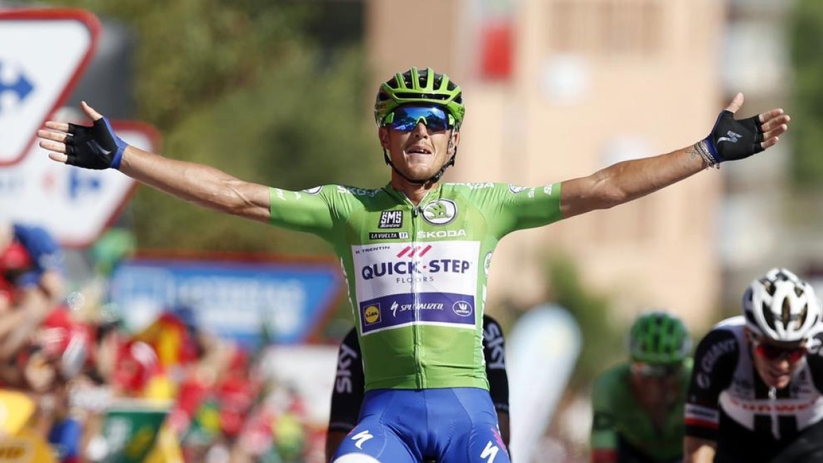 Trentin, ayer en el momento de cruzar la meta en Tomares.