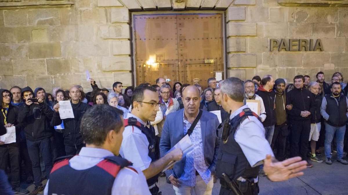 Los Mossos se personaron a primera hora delante de la Paeria de Cervera.