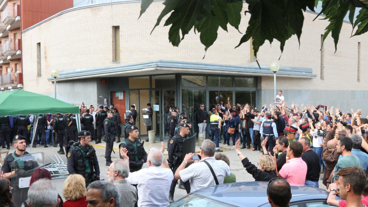 La llegada de guardias civiles ante la Sala de Ponts.