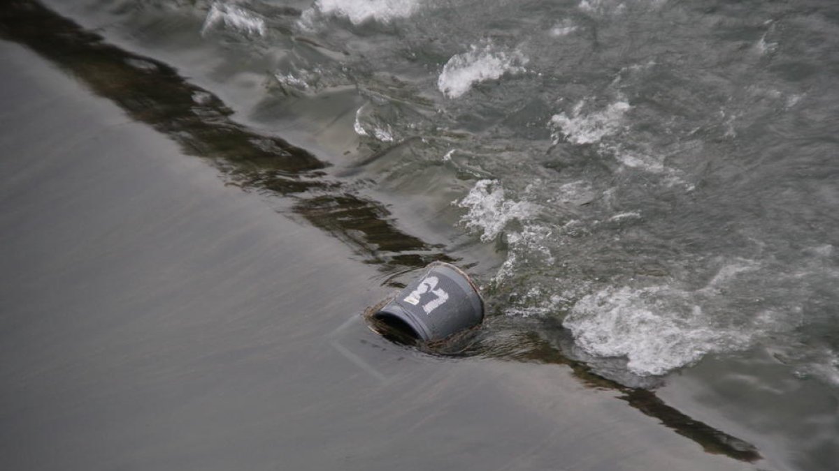 La papelera quedó varada en uno de los azudes.