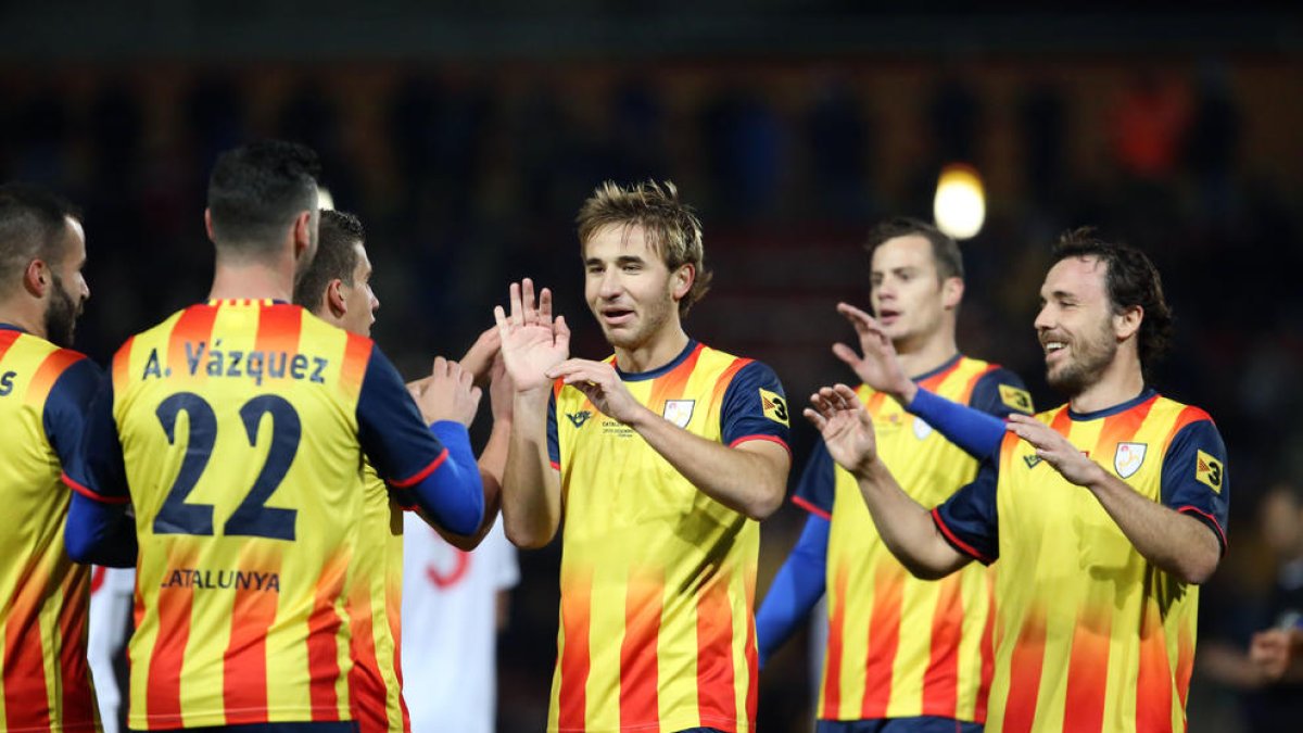 Los jugadores de la selección catalana celebran uno de los tres goles.