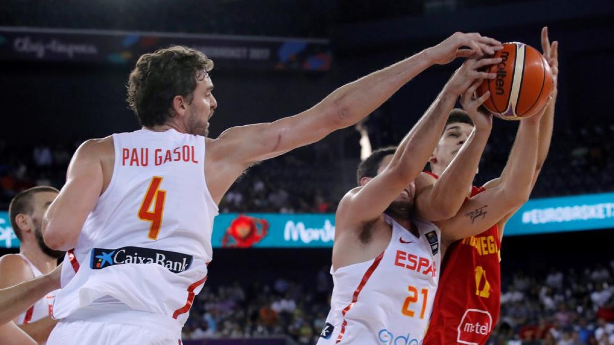El balear Álex Abrines disputa un balón con Marko Todorovic.