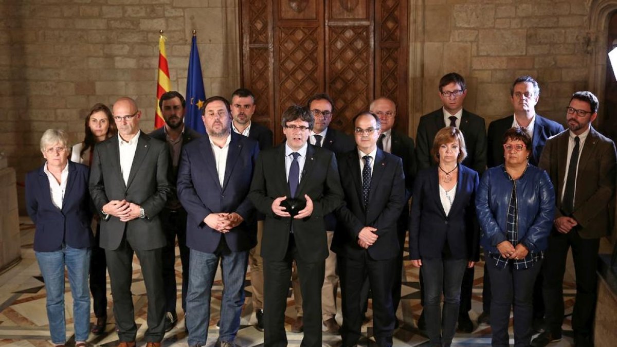 Carles Puigdemont va comparèixer amb tot el Govern després de la jornada atípica de votació.