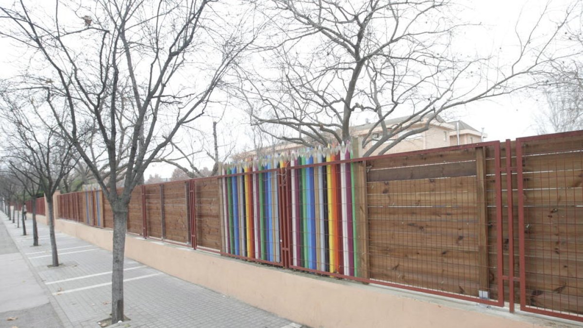 Renuevan y amplían la valla del patio del colegio Pràctiques II