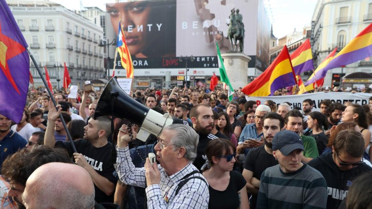 Banderas republicanas en la concentración de Sol.