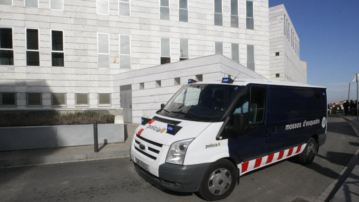 El caçador, Ismael Rodríguez Clemente, ahir pujant al furgó policial després de finalitzar la reconstrucció del doble crim a Aspa.