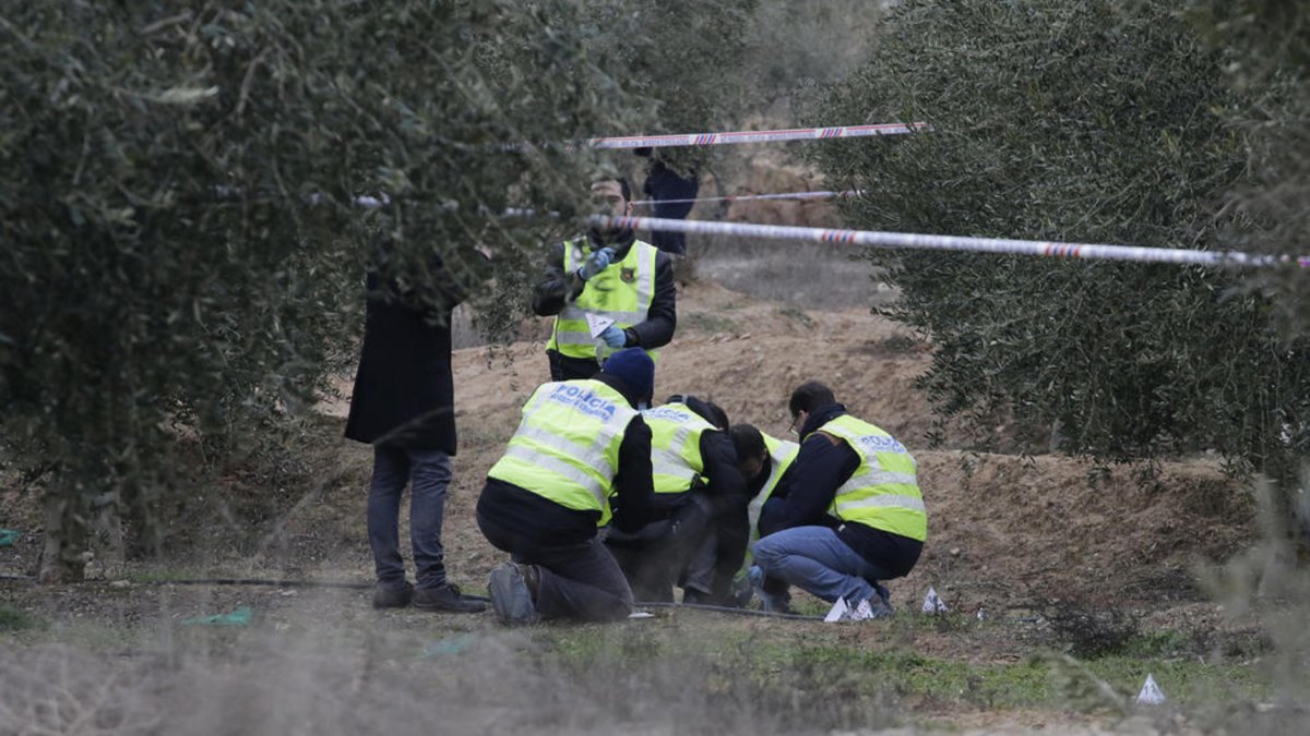 Investigadors dels Mossos d’Esquadra, dissabte passat al lloc del doble crim d’Aspa.