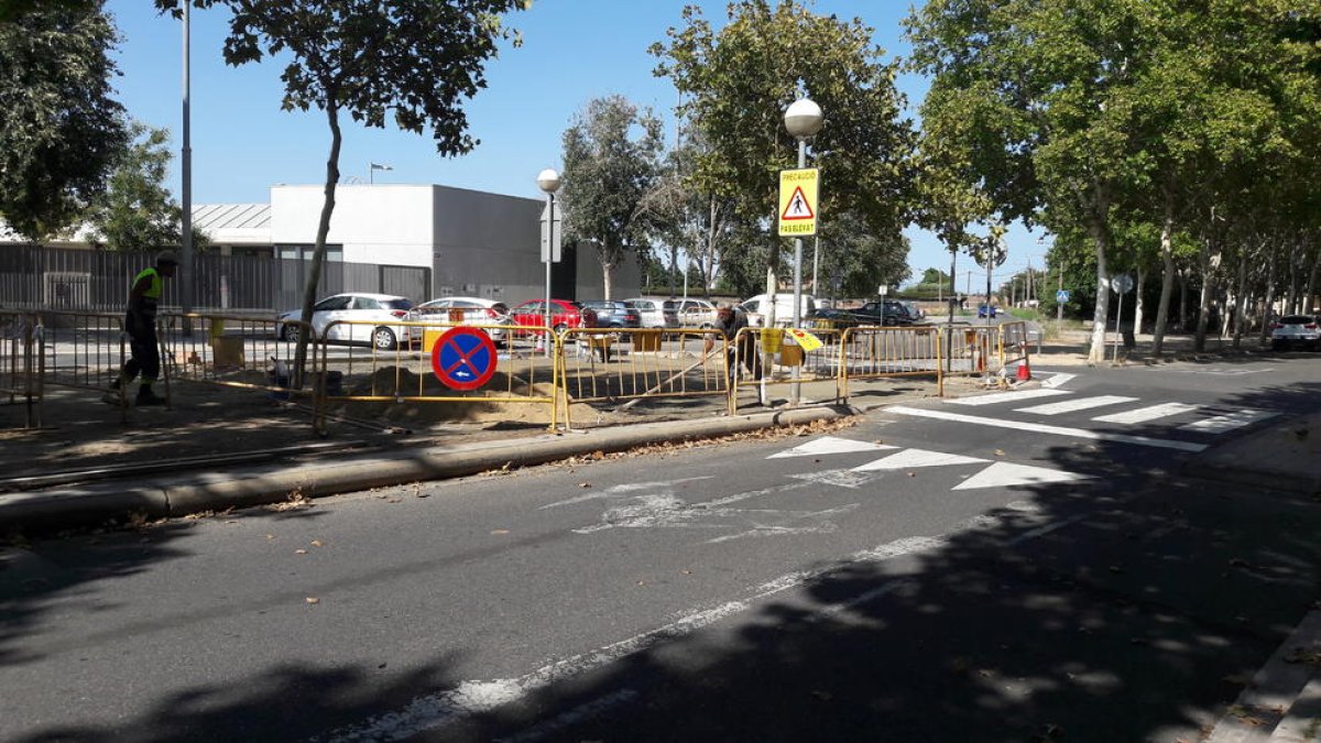Operarios trabajando en la mejora de este paso de cebra frente al colegio La Mitjana.