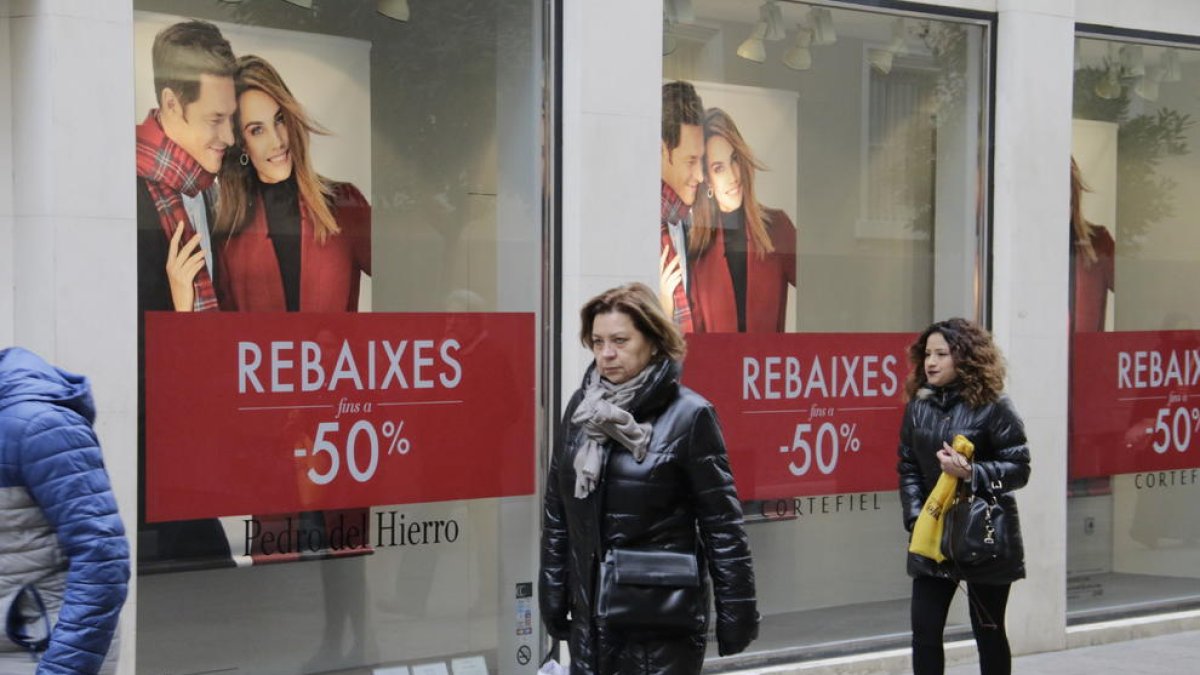 Cartells de rebaixes en una botiga de Lleida en una imatge d’arxiu